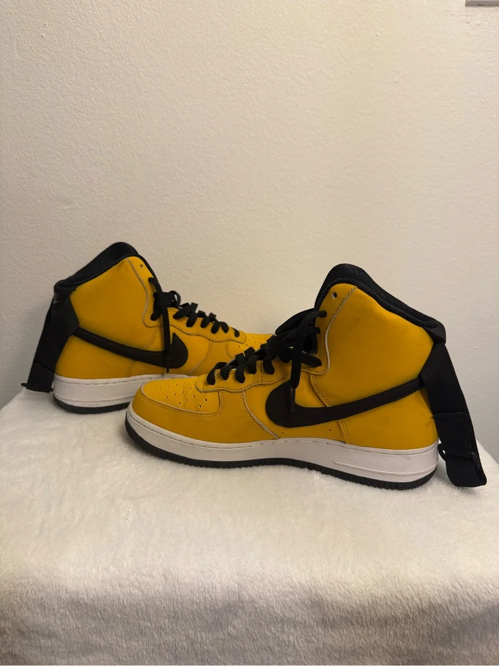 Nike Men’s High-Top Sneakers in Yellow and Black